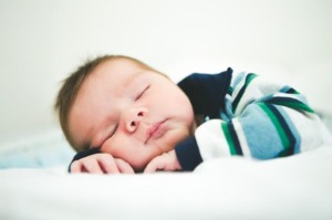 Schlafendes Baby mit richtiger Matratze